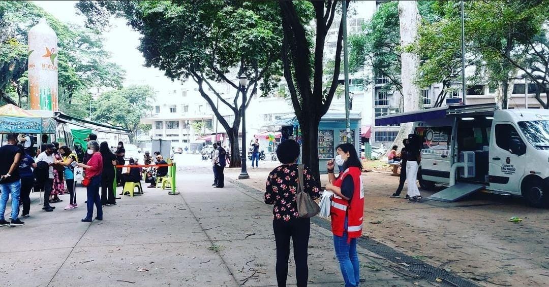 Van Barong e unidade móvel do Centro de Cidadania LGBTI+ da Prefeitura de São Paulo em ação de conscientização e prevenção sobre a Aids no Largo do Arouche em 2021. Fonte: Prefeitura de São Paulo.